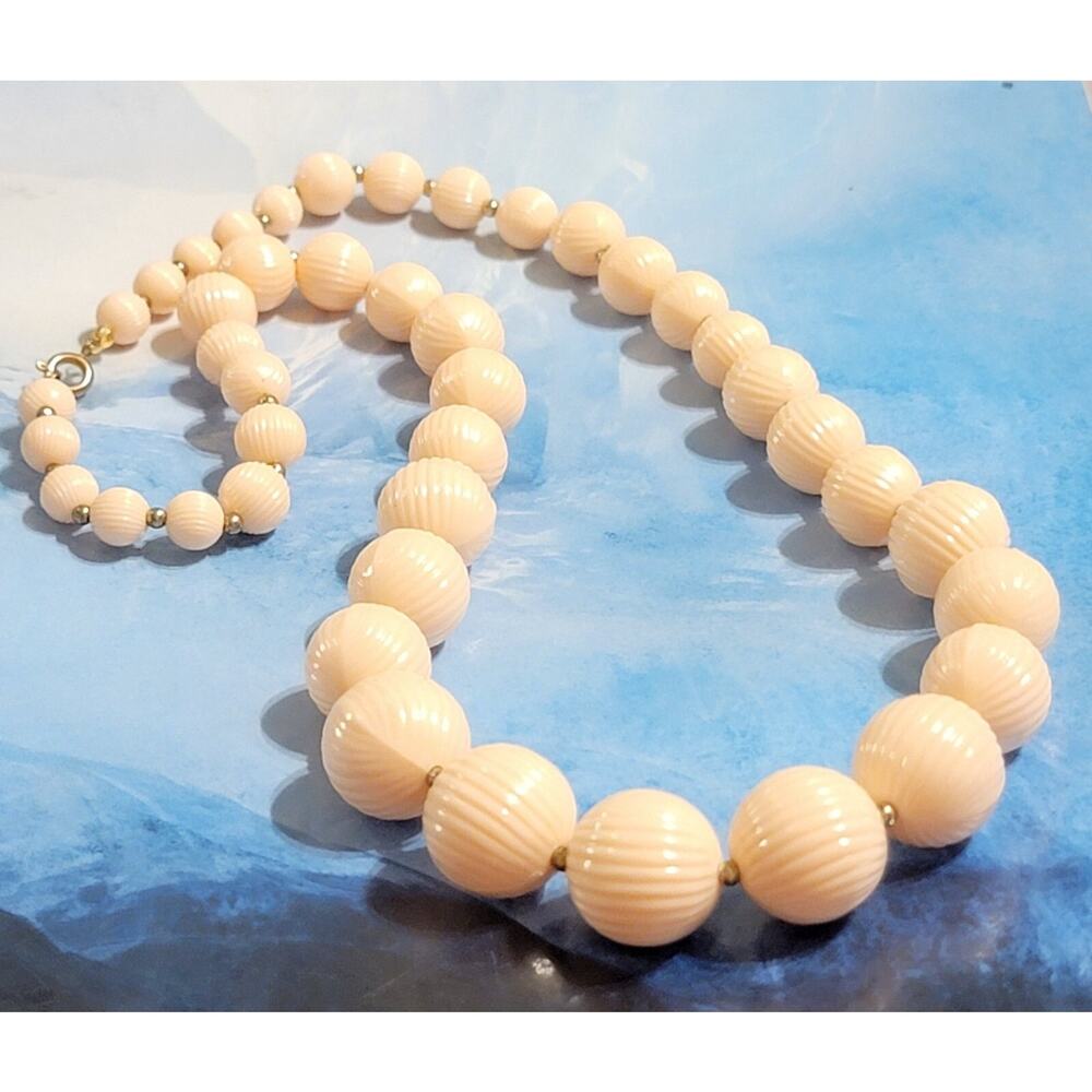 Vintage Mid-century Molded Pink Lucite Beaded Necklace Graduated 24" rd02-42